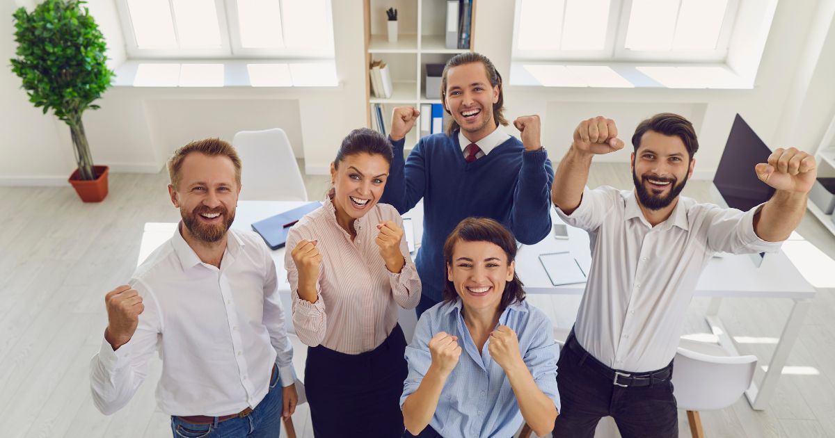 Personas celebrando su exito en el mercado por internet